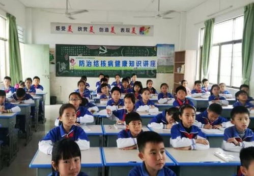 小學生上課傳紙條被逮住，老師看后火冒三丈，家長卻笑出聲——課后看護的意外插曲